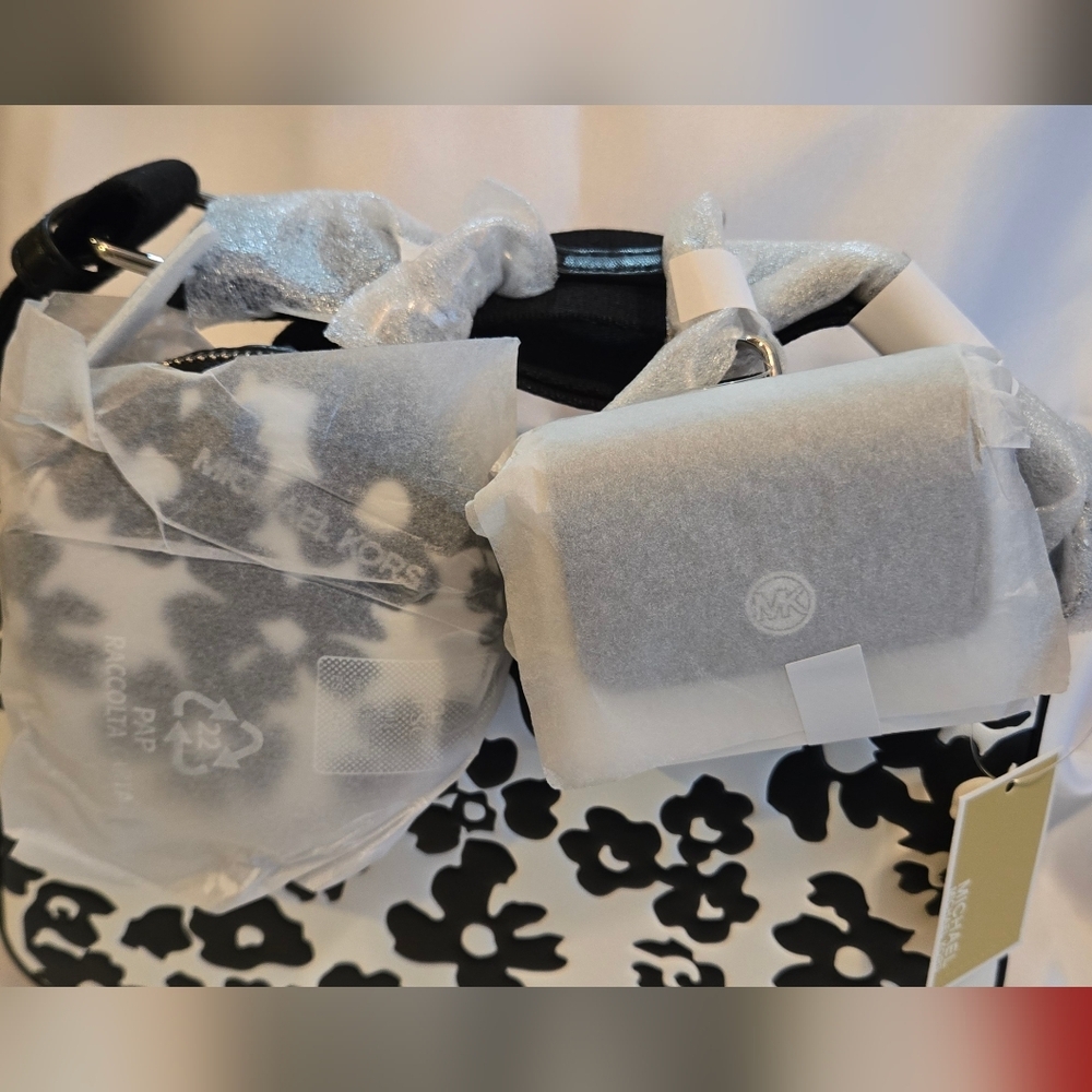 NWT Michael Kors Black and White Floral Shoulder/Crossbody Bag 10x6x3.5 - Picture 4 of 7